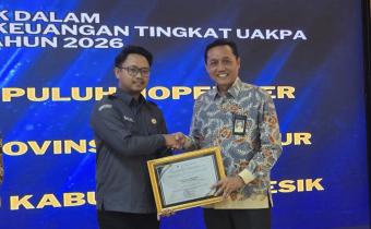 Sekretariat Bawaslu Gresik mendapatkan penghargaan