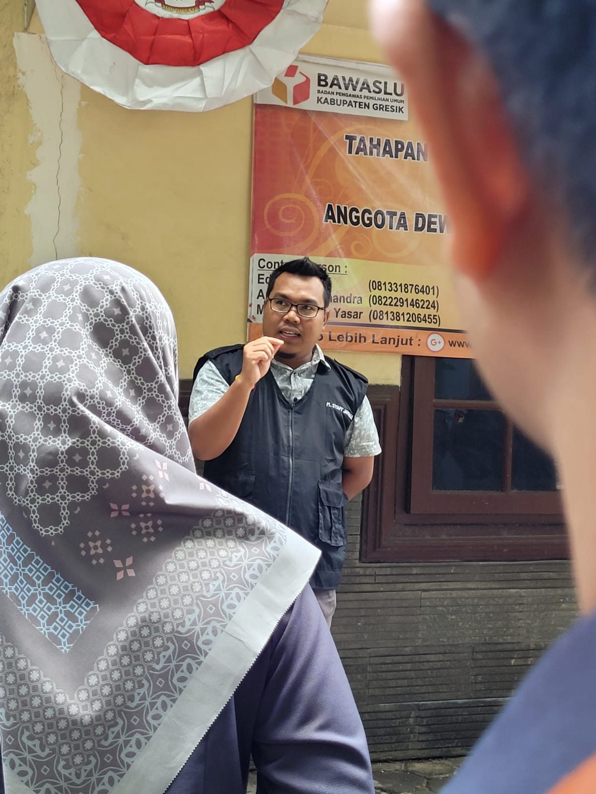 Koordinator Pencegahan, Partisipasi Masyarakat, dan Hubungan Masyarakat Bawaslu Gresik Menyampaikan Arahan 