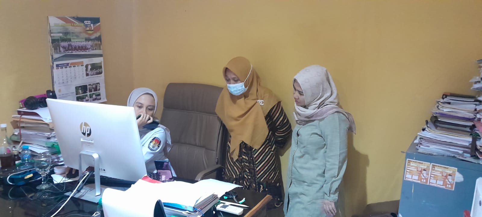 Anggota Bawaslu Gresik, Rofa'atul Hidayah melakukan pengawasan proses verfikasi administrasi 