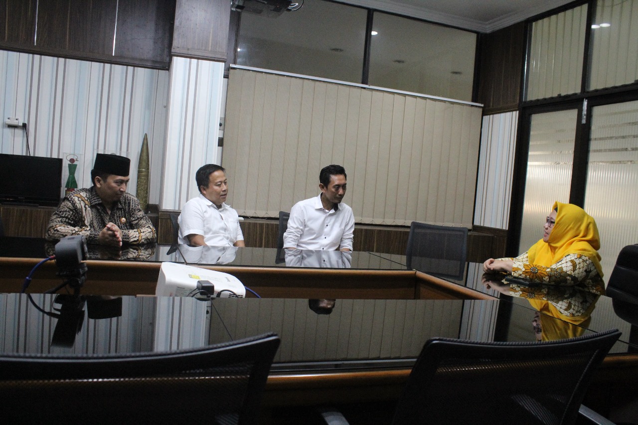 Foto :  Anggota Bawaslu Gresik Robbah Khunaifih, Achmad Nadhori (Ketua), Rozikin, dan Wakil Bupati Gresik Hj. Hj. Aminatun Habibah